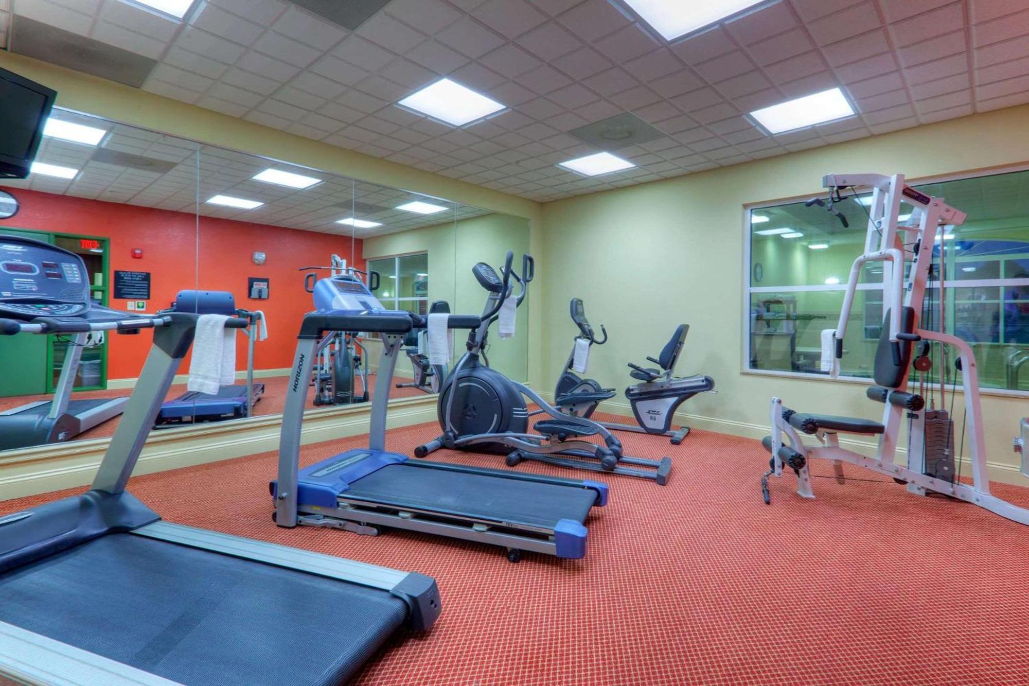 Country Inn & Suites By Radisson, Fredericksburg, Va ภายนอก รูปภาพ